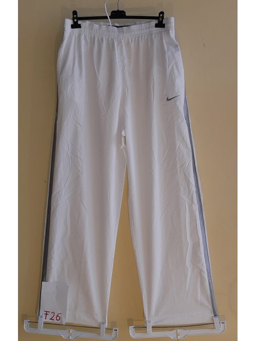 F26    NIKE  XL-es kosárlabdás ,fehér színű melegítő nadrág ami széldzseki anyagú/ezüst sáv az oldalán és ezüst pipa.