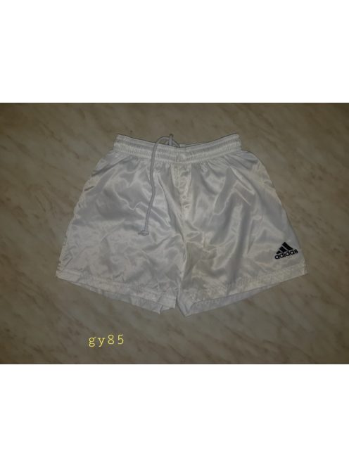 GY85  ADIDAS 140-es fehér rövidnadrág/fekete adidas hímzés.Fényes anyagú.